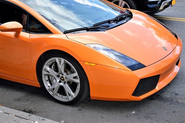 pomarańczowy samochód