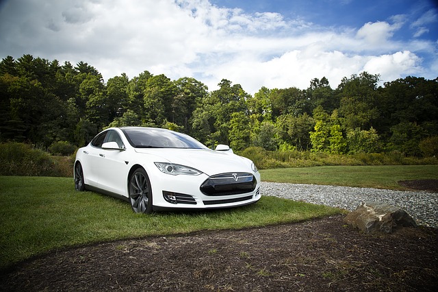 Biały samochód Tesla