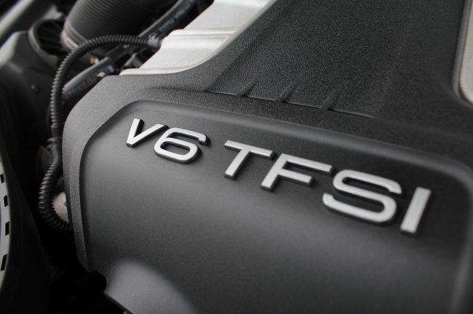 Silnik samochodowy z widoczną osłoną silnika V6 TFSI.