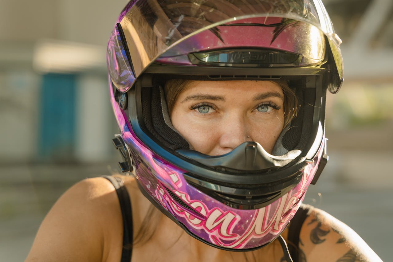 kobieta w kasku motocyklowym