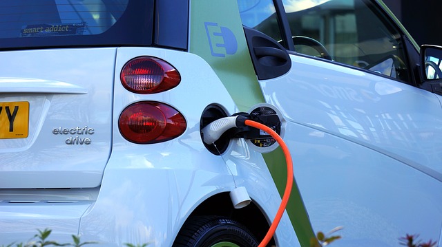 ładowanie elektrycznego samochodu