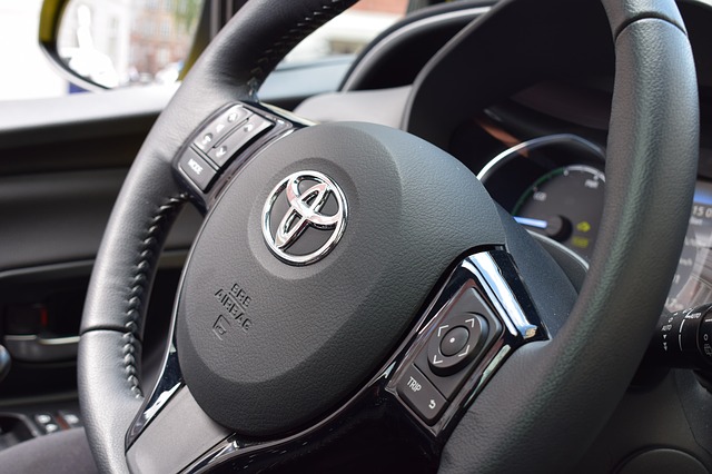 logo Toyoty na kierownicy
